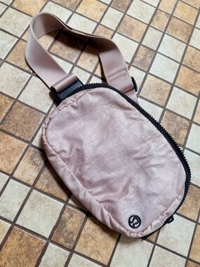 Lululemon Everywhere Belt Bag *1L
TB2 Peach Gold